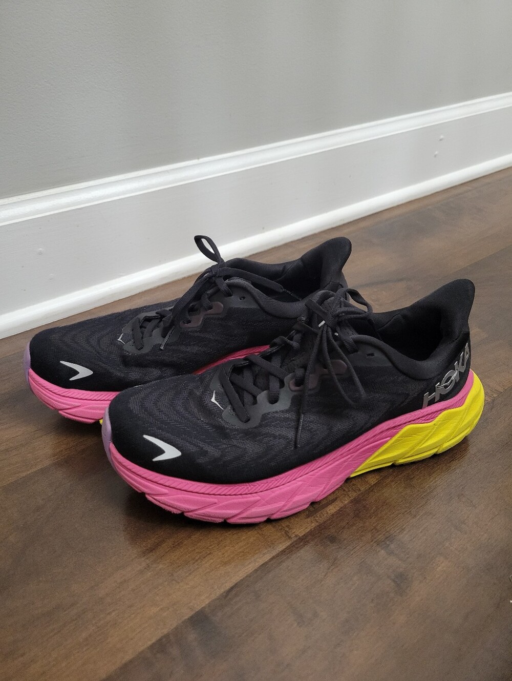 Hoka Women's Arahi 6 Black Pink Yellow Running Shoes Size 8.5 Athletic Sneakers
